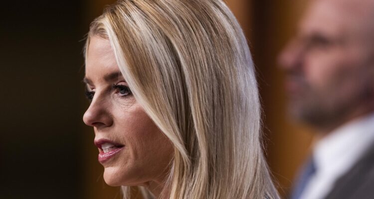 Pam Bondi, exfiscal general de Trump, desafía al Congreso y no comparecerá por el caso Epstein