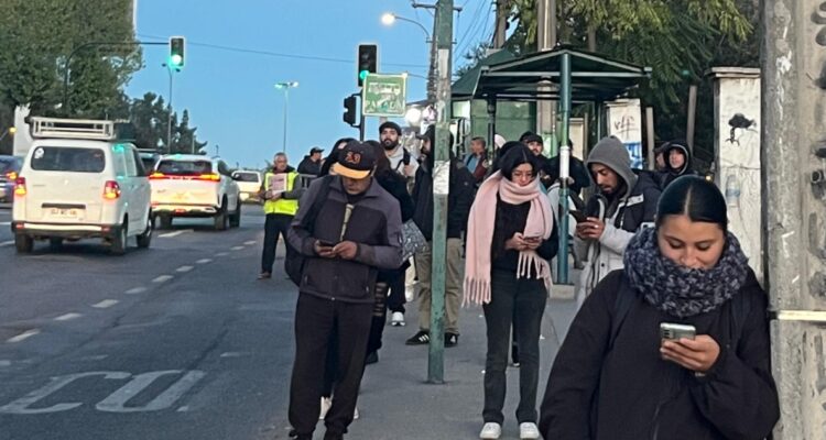 Aglomeraciones en paraderos y estaciones de Metro por paro de micreros en Gran Valparaíso