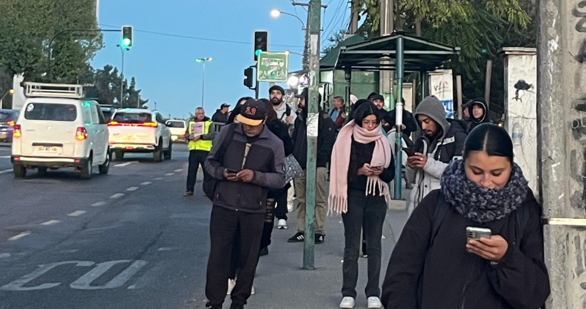 Paraderos llenos por paro de micreros en Gran Valparaíso