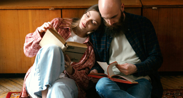 Foto de una apreja de jóvenes