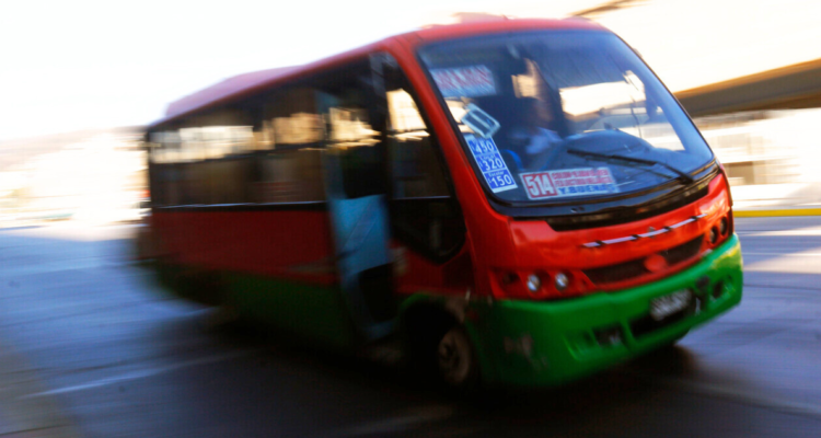 Micreros de Valparaíso anuncian paro indefinido desde este lunes: acusan deuda de $20 mil millones