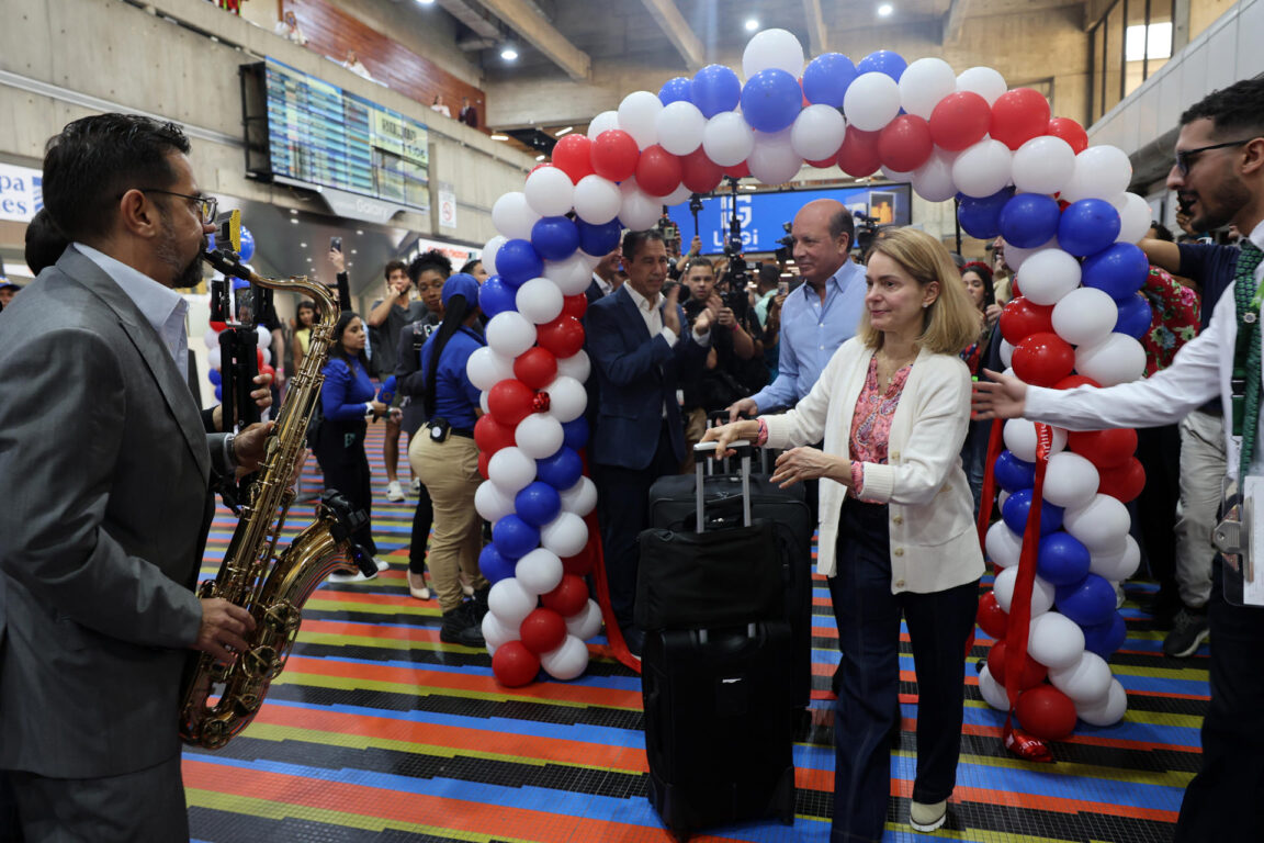 Pasajeros reaccionan previo al embarque del vuelo hacia Miami este jueves