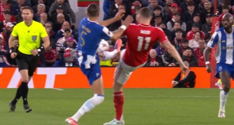 VAR tapó papelón: Árbitro ignoró ‘criminal’ patada en el Nottingham-Porto de Europa League