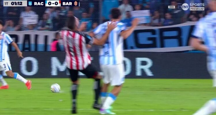 Adrián Fernández pegó codazo al minuto de partido y se fue expulsado.