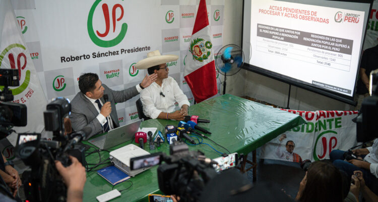 El candidato Roberto Sánchez (d) en una rueda de prensa con su nuevo vocero, el abogado Rey Mendoza