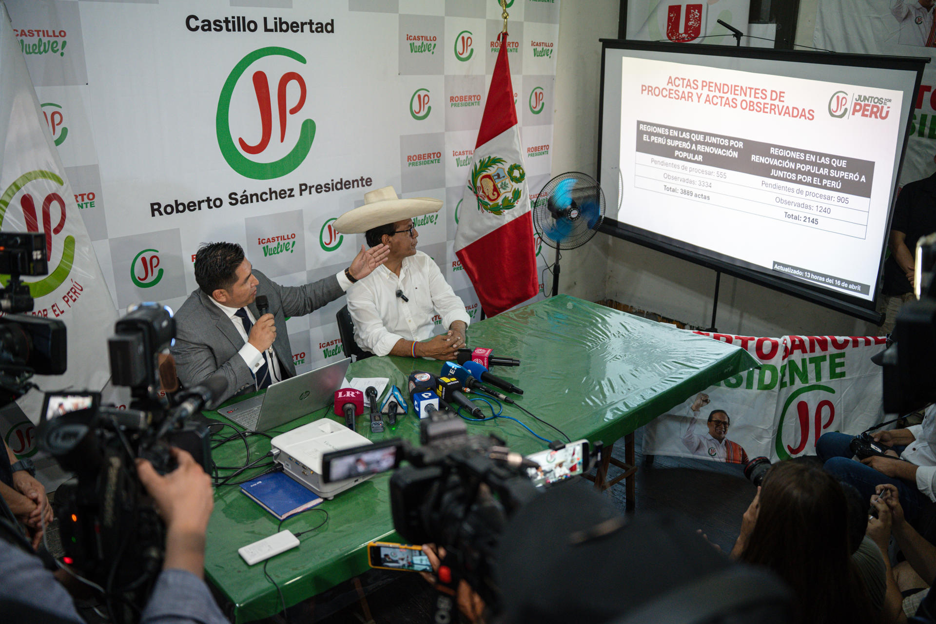 El candidato Roberto Sánchez (d) en una rueda de prensa con su nuevo vocero, el abogado Rey Mendoza
