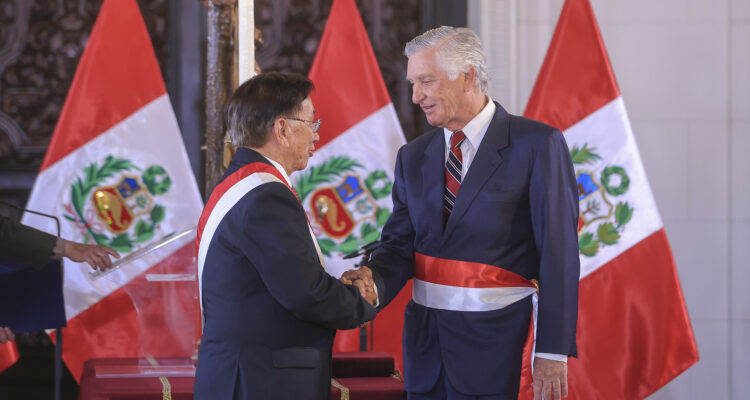 El presidente interino de Perú, José María Balcázar, estrechando la mano del nuevo Canciller, Carlos Pareja