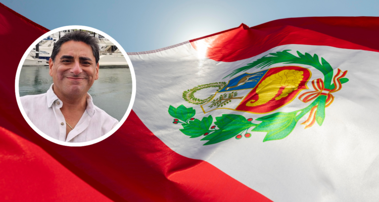 Foto de Carlos Álvarez y bandera de Perú