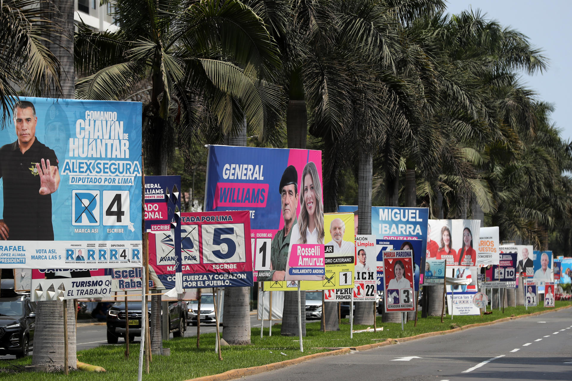 Fotografía que muestra carteles de candidatos electorales este lunes, en Lima (Perú)