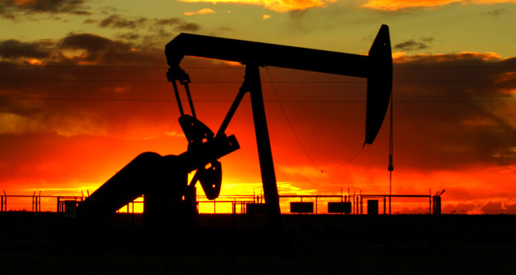 Petróleo de Texas (WTI) se desploma un 16% tras tregua entre EEUU e Irán y reapertura de Ormuz