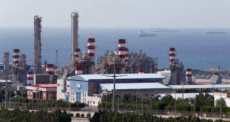 Israel ataca principal planta petroquímica de Irán, el mayor yacimiento de gas natural del mundo