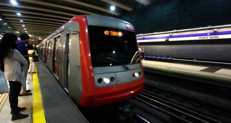 Por persona en la vía: Línea 4 del Metro de Santiago mantiene 9 estaciones cerradas