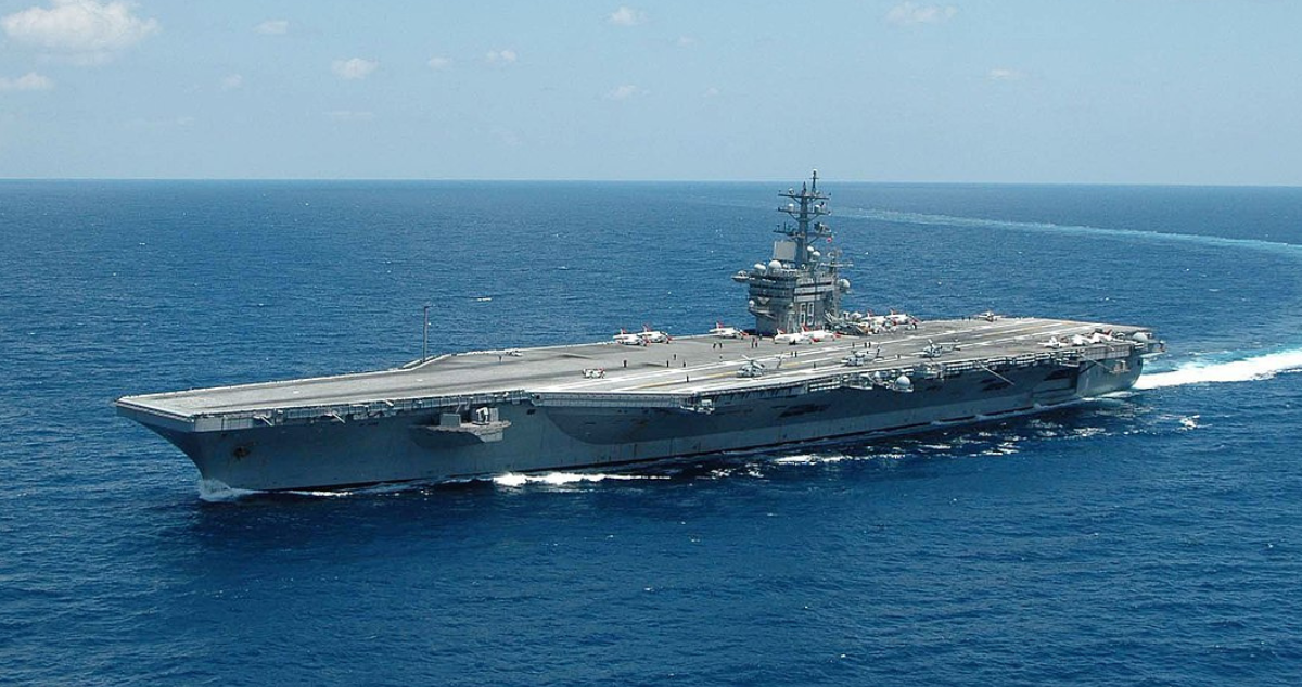 El portaaviones USS Dwight D. Eisenhower de Estados Unidos