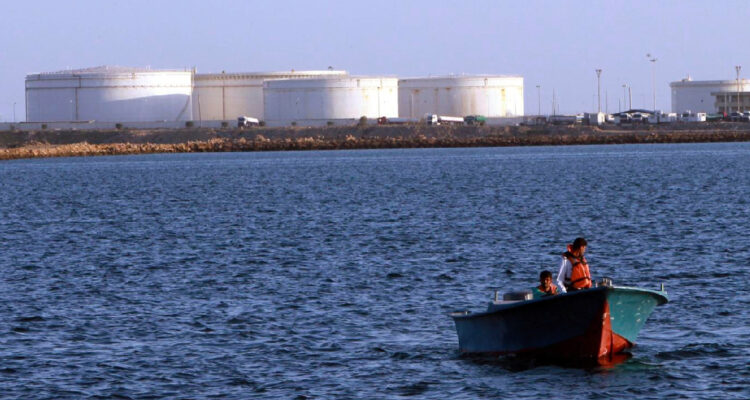 Los precios del petróleo caen con fuerza luego que Irán reabriera el estrecho de Ormuz