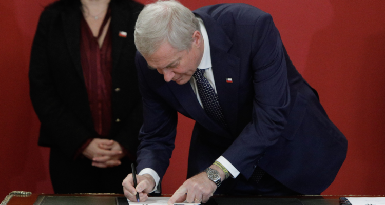 Presidente Kast firma Plan de Reconstrucción y cuestiona críticas de la oposición