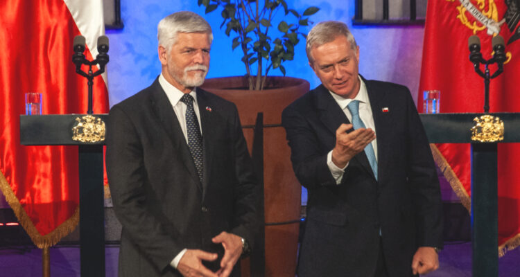 Presidente Kast recibe a su par checo en Palacio y firman acuerdos de cooperación espacial y antártica