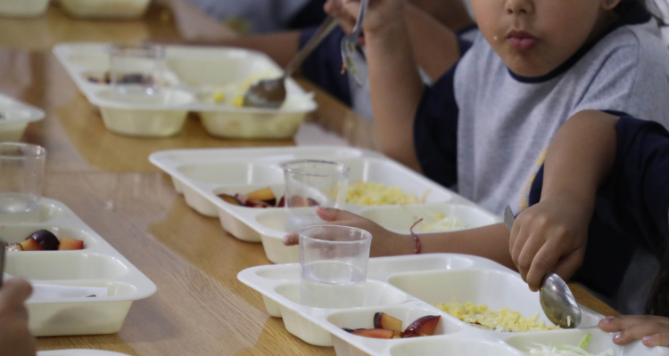 Niños comiendo colaciones Junaeb
