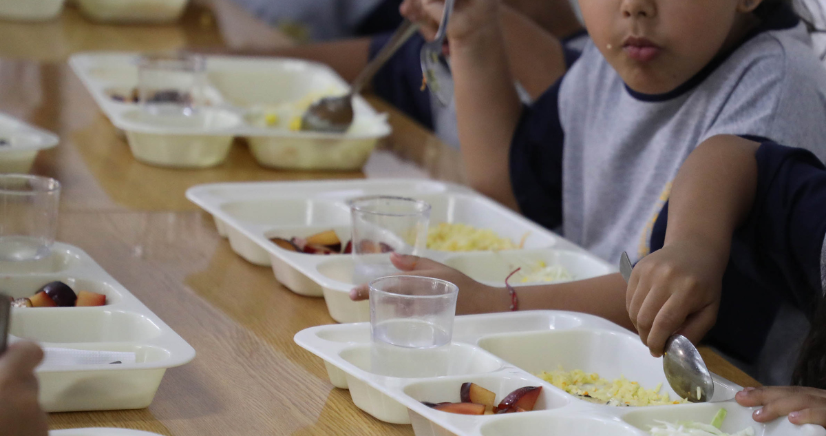 Niños comiendo colaciones Junaeb