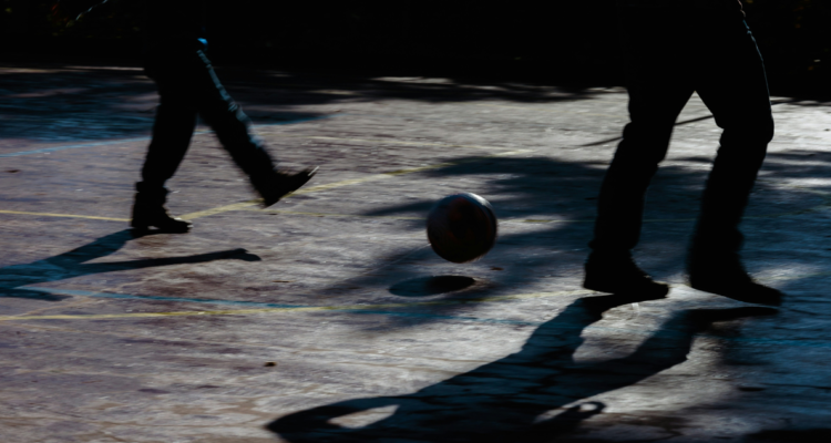 Niños jugando a la pelota