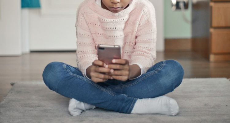 Menor de edad usando redes sociales en su celular