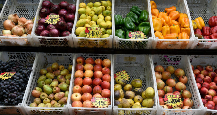 Proyectan que la Canasta Básica supere los $90 mil en marzo: destaca alza del plátano, tomate y limón