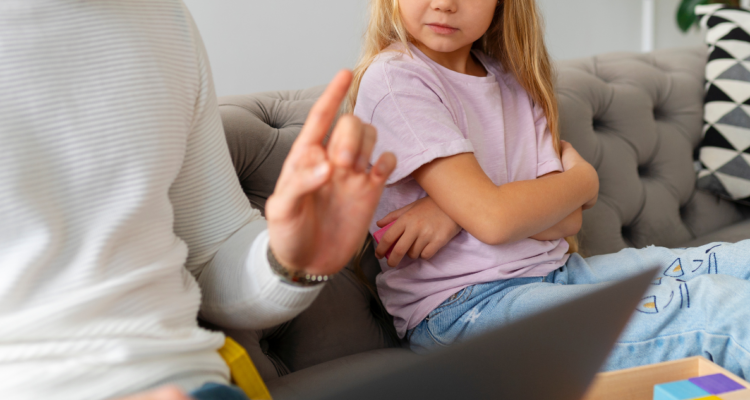 Papá llamándole la atención a su hija