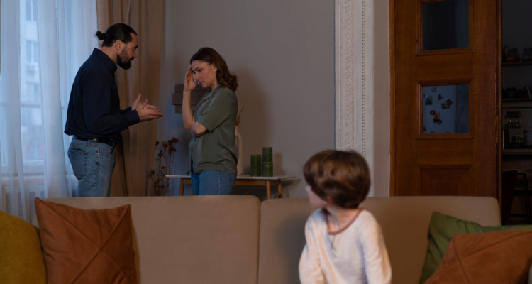Foto de contexto de pareja discutiendo frente a su hijo