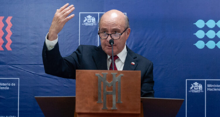 Quiroz sale a explicar ola de medidas económicas y dice: "Extraviamos el camino hace más de 12 años"