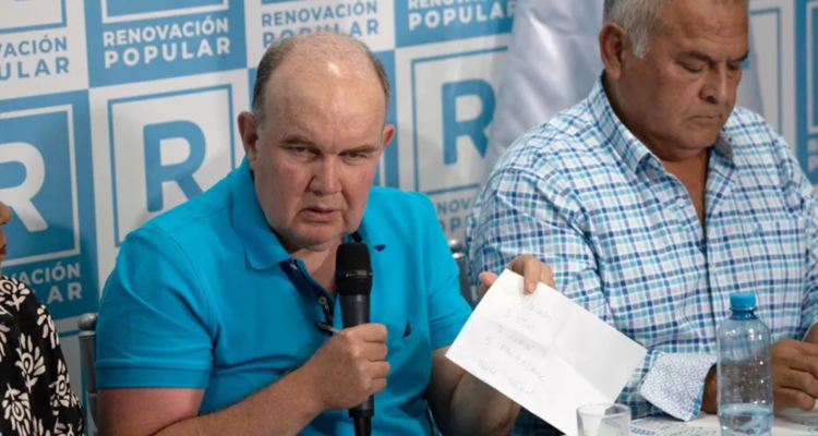 El candidato ultraconservador López Aliaga (i) en una rueda de prensa