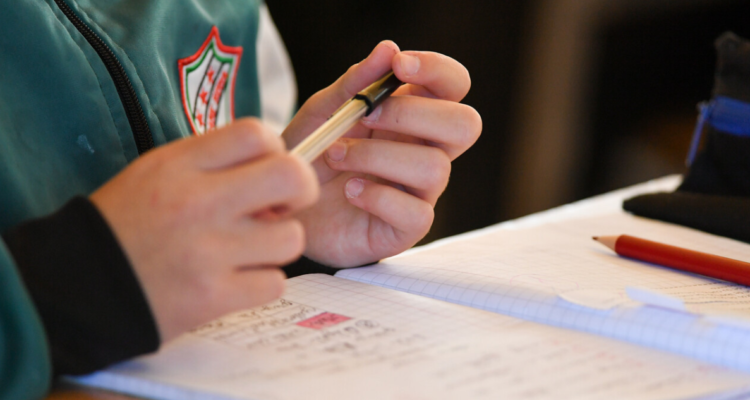 Revisión en colegio de Chiguayante terminó con joven y su madre detenidas por microtráfico
