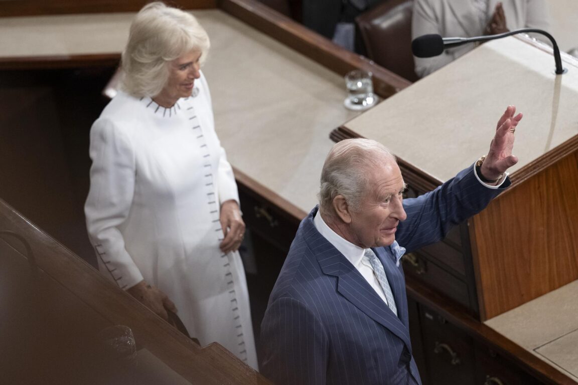 El rey Carlos III junto a la reina Camila al término de una sesión conjunta del Congreso en el Capitolio de EEUU 