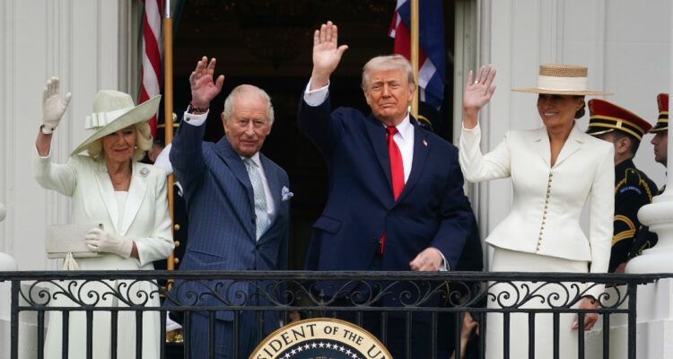 Foto del Rey Carlos y Donald Trump