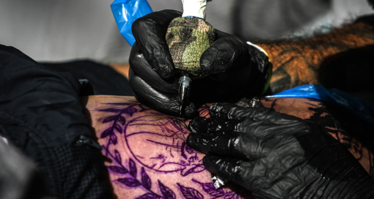 Los riesgos que debes considerar antes de hacerte un tatuaje: posible infección y reacciones alérgicas