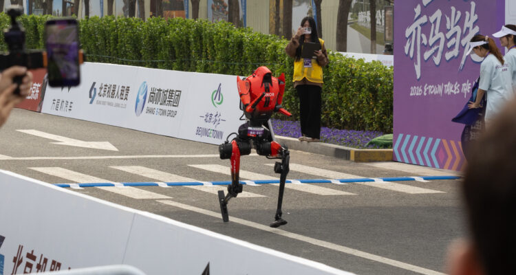 Foto del robot que ganó la media maratón en China