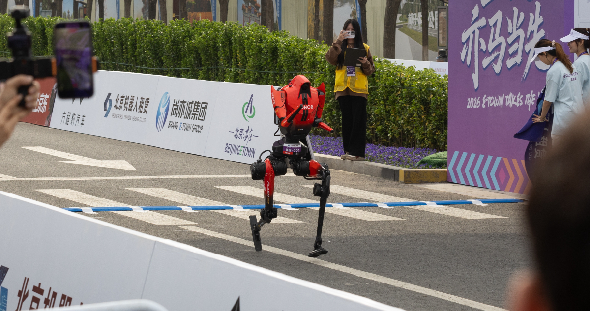 Foto del robot que ganó la media maratón en China