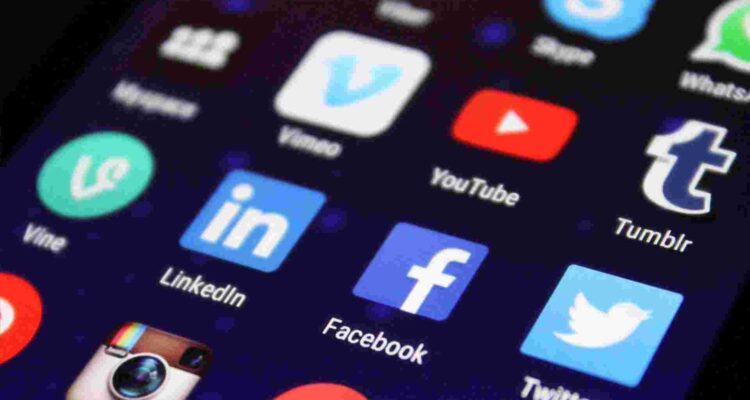 ¿Cómo se fiscalizará?: Proyecto busca restringir el uso de redes sociales en menores de edad