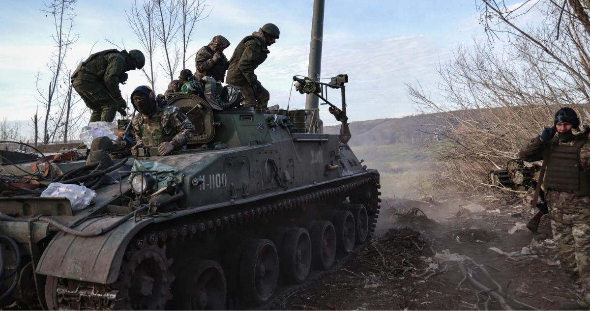 Soldados sobre un tanque en Bájmut, región de Donetsk, Ucrania