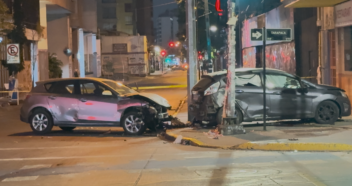 Pasajera de aplicación queda en riesgo vital tras accidente en Santiago: responsables se fugaron