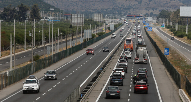 Se proyecta la salida de más de 450 mil vehículos desde la RM por el fin de semana largo