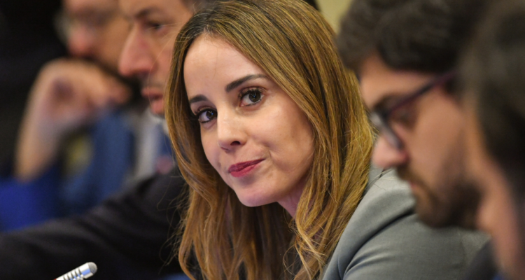 Sedini llega al Congreso tras ausencia previa para exponer plan del Gobierno ante crisis de TVN