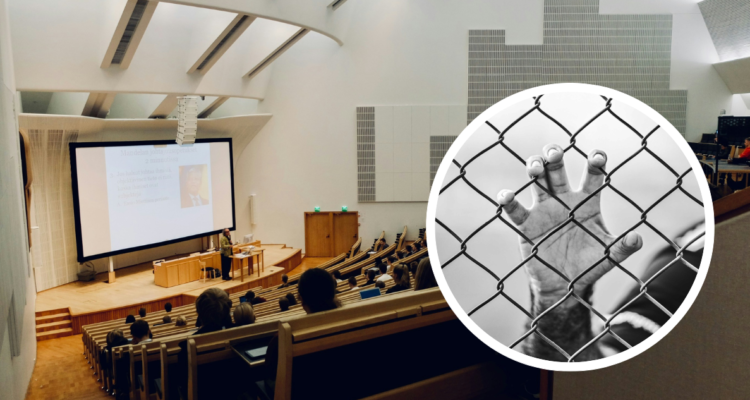 Sala de clases de universidad y mano de persona tras las rejas