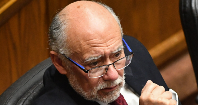 Senador Iván Flores acusa “nueva locura de Hacienda” por propuestas de recortes en programas sociales