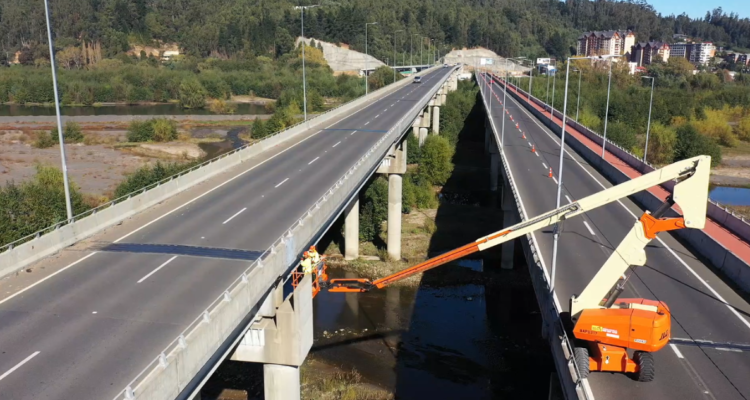 Parte instalación de sensores en Puente Bicentenario: permitirá monitoreo permanente del viaducto