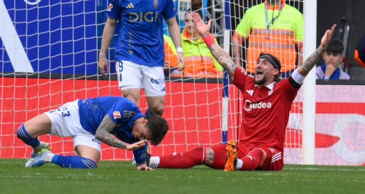 Capitán del Sevilla sale al paso de insultos de hinchas por mal momento del equipo de Alexis y Suazo