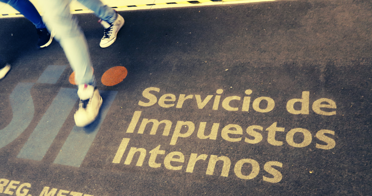 Persona saliendo de oficina del SII