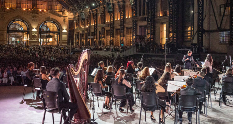 De Chile a los Grammy Latino: sinfonía en homenaje a Gabriela Mistral postula al galardón regional