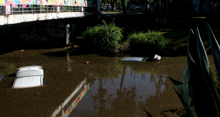 Autos bajo el agua tras inundación por fuertes precipitaciones.