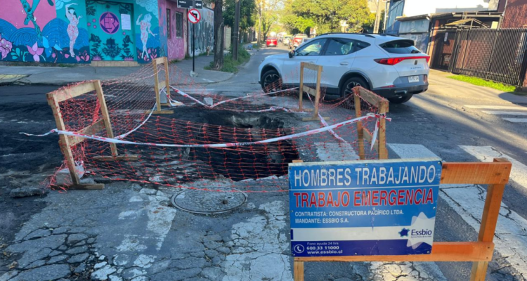 Socavón de más de un metro afecta calle Las Heras de Concepción: tramo sería habilitado el viernes