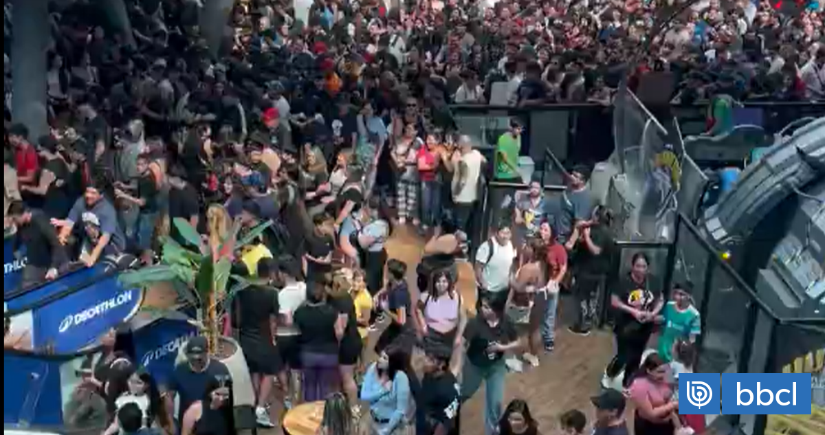 Caos en Mall Plaza Vespucio: influencer arrojó dinero desde pisos superiores y desató avalancha