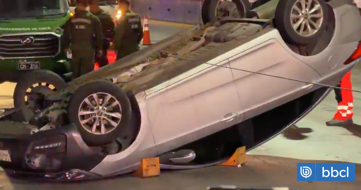Providencia: vehículo termina volcado tras accidente en la Costanera Norte